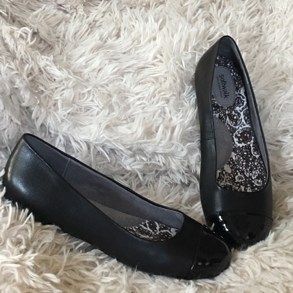 Women’s black flats